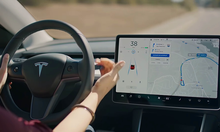 Tesla otomatik pilot yazılımını güncelliyor